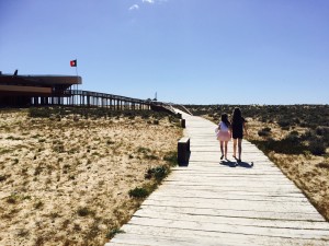 The walk to restaurant 2 Pasos on the beach